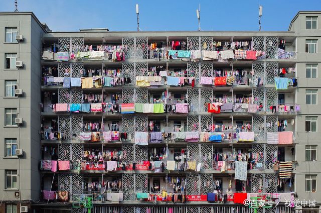 武汉连绵阴雨终转晴 女生宿舍现花式晒太阳场面壮观